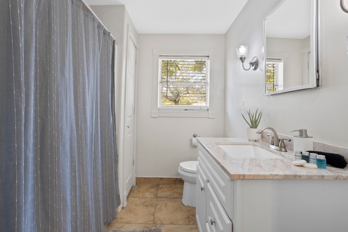 Second full bathroom with tub